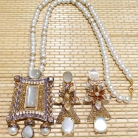 White locket set