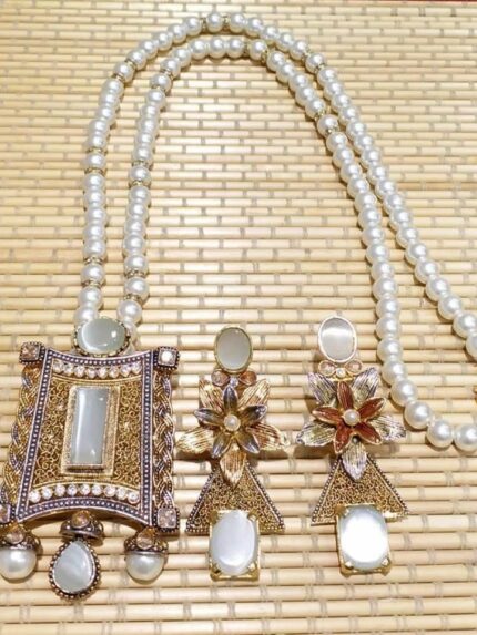 White locket set