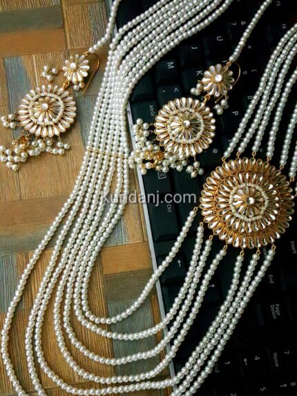 Kundan brooch